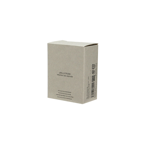 四角い水の中に１匹のクラゲが浮遊しているかのようなガラス製オブジェ。