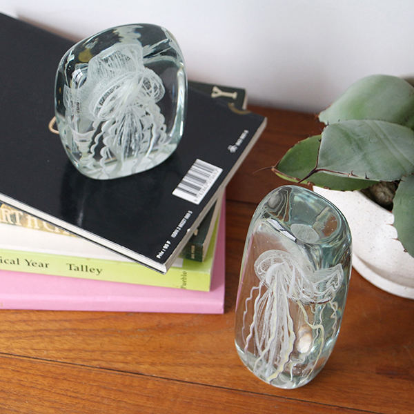 四角い水の中に１匹のクラゲが浮遊しているかのようなガラス製オブジェ。