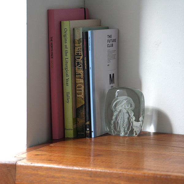 四角い水の中に１匹のクラゲが浮遊しているかのようなガラス製オブジェ。