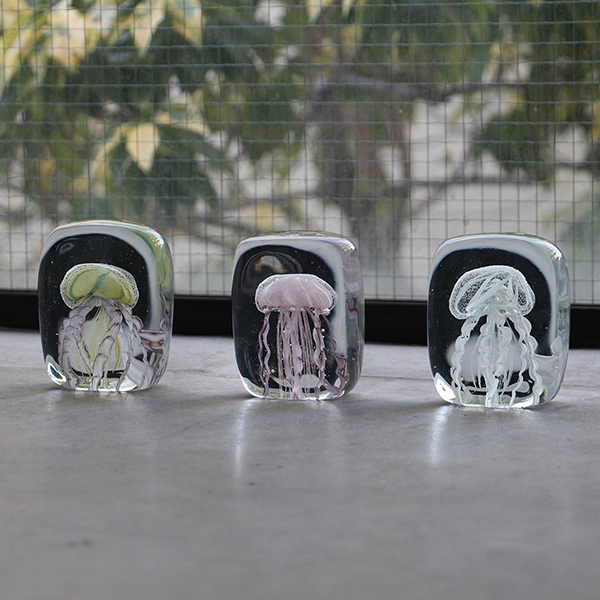 四角い水の中に１匹のクラゲが浮遊しているかのようなガラス製オブジェ。