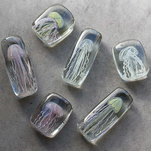 四角い水の中に１匹のクラゲが浮遊しているかのようなガラス製オブジェ。