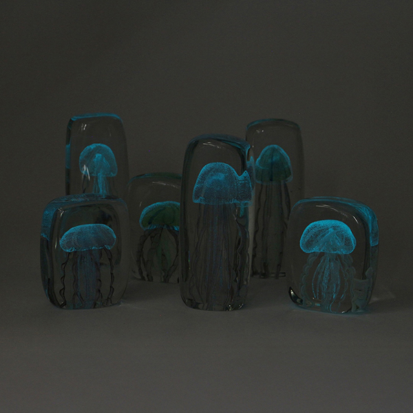 四角い水の中に１匹のクラゲが浮遊しているかのようなガラス製オブジェ。