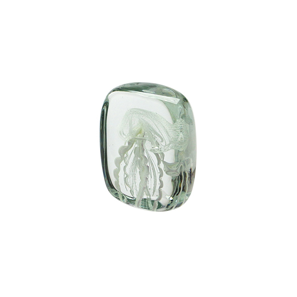 四角い水の中に１匹のクラゲが浮遊しているかのようなガラス製オブジェ。