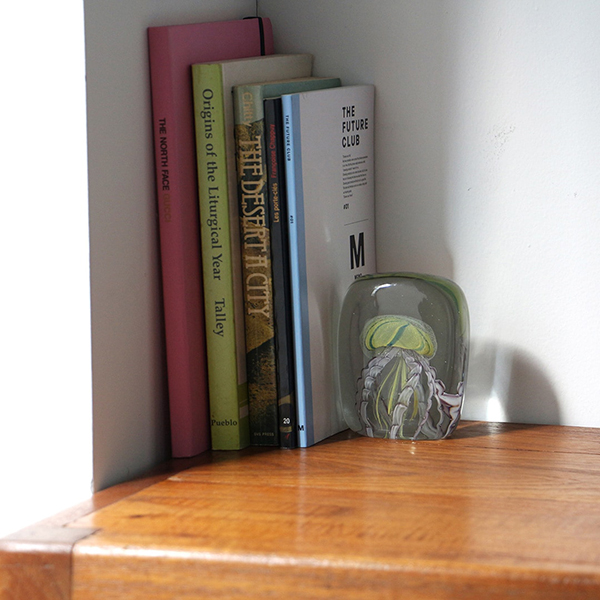 四角い水の中に１匹のクラゲが浮遊しているかのようなガラス製オブジェ。