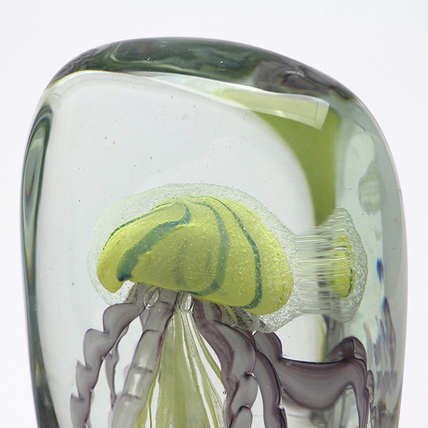 四角い水の中に１匹のクラゲが浮遊しているかのようなガラス製オブジェ。