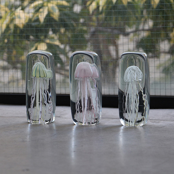 四角い水の中に１匹のクラゲが浮遊しているかのようなガラス製オブジェ。