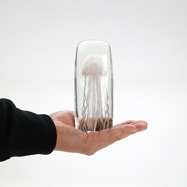 四角い水の中に１匹のクラゲが浮遊しているかのようなガラス製オブジェ。