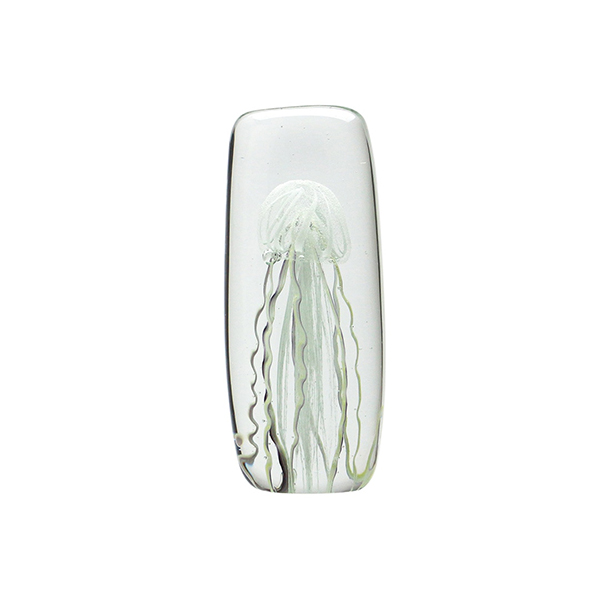 四角い水の中に１匹のクラゲが浮遊しているかのようなガラス製オブジェ。