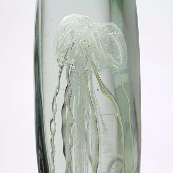 四角い水の中に１匹のクラゲが浮遊しているかのようなガラス製オブジェ。