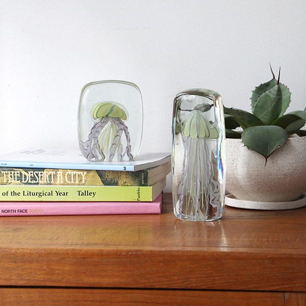 四角い水の中に１匹のクラゲが浮遊しているかのようなガラス製オブジェ。