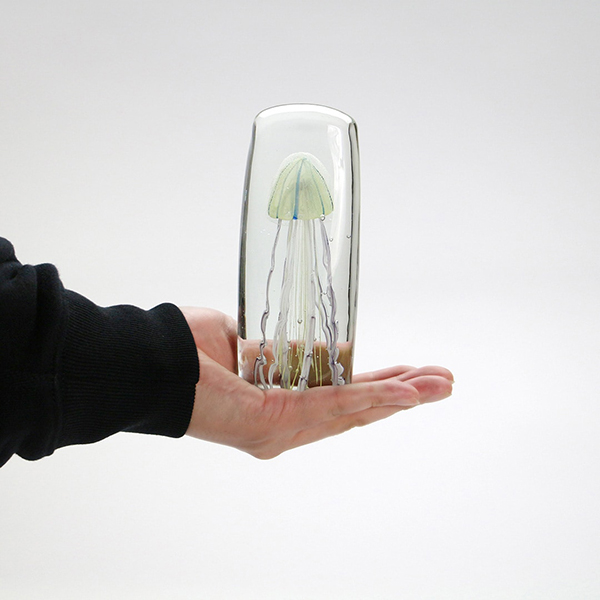 四角い水の中に１匹のクラゲが浮遊しているかのようなガラス製オブジェ。
