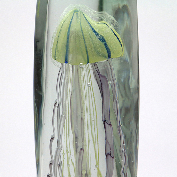 四角い水の中に１匹のクラゲが浮遊しているかのようなガラス製オブジェ。