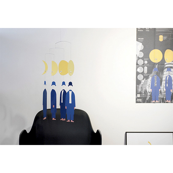 ベルギーの画家ルネ・マグリットの作品を再解釈しデザインされたモビール作成キット。