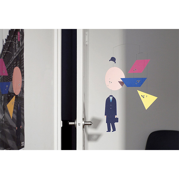 ベルギーの画家ルネ・マグリットの作品を再解釈しデザインされたモビール作成キット。