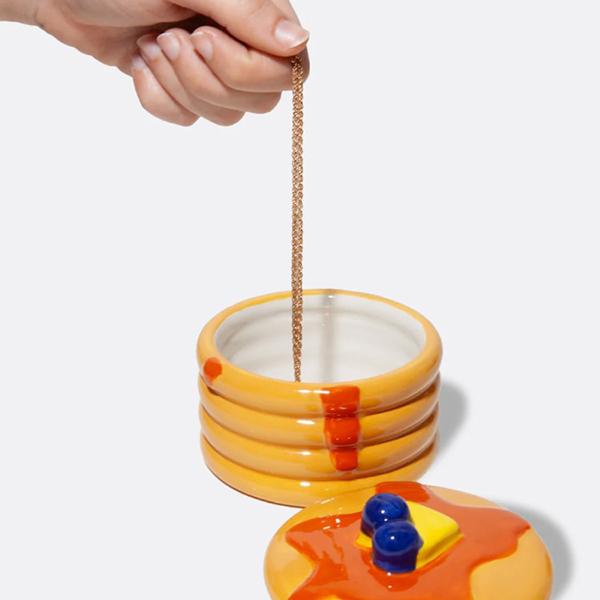 パンケーキをモチーフとしたスイートなテイストの小物入れ。