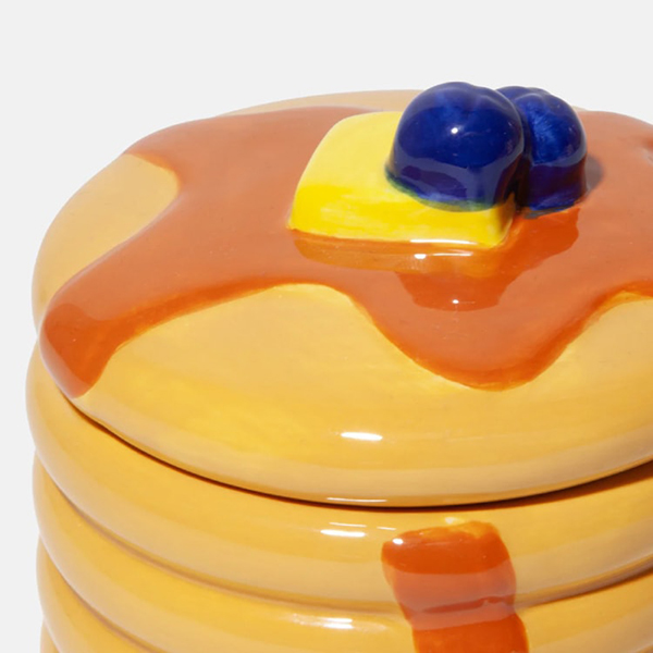 パンケーキをモチーフとしたスイートなテイストの小物入れ。