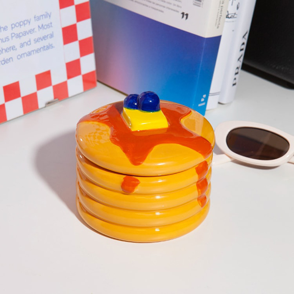パンケーキをモチーフとしたスイートなテイストの小物入れ。