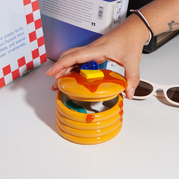 パンケーキをモチーフとしたスイートなテイストの小物入れ。