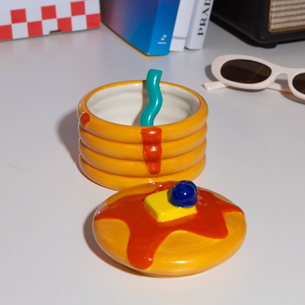 パンケーキをモチーフとしたスイートなテイストの小物入れ。