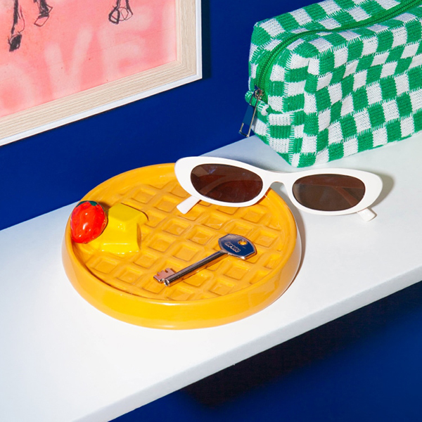 ワッフルをモチーフとしたスイートなテイストの小物トレイ。