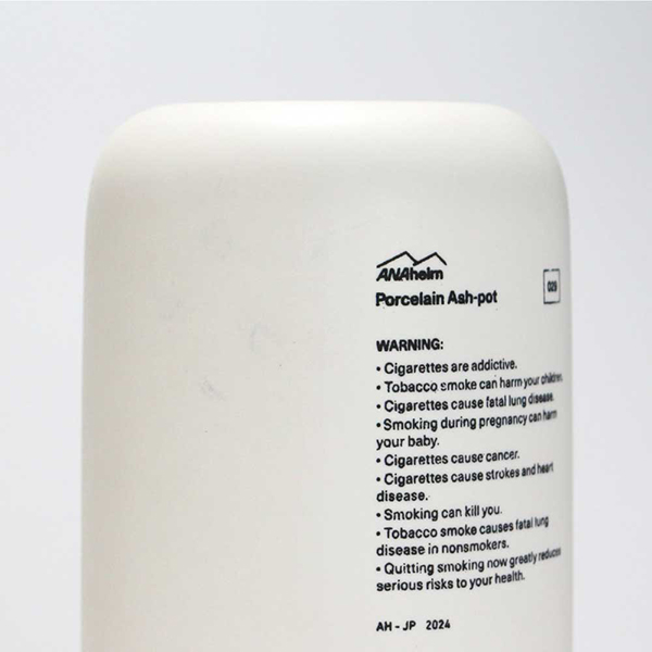 デザイン性の高い磁器製の電子タバコ専用の灰皿。