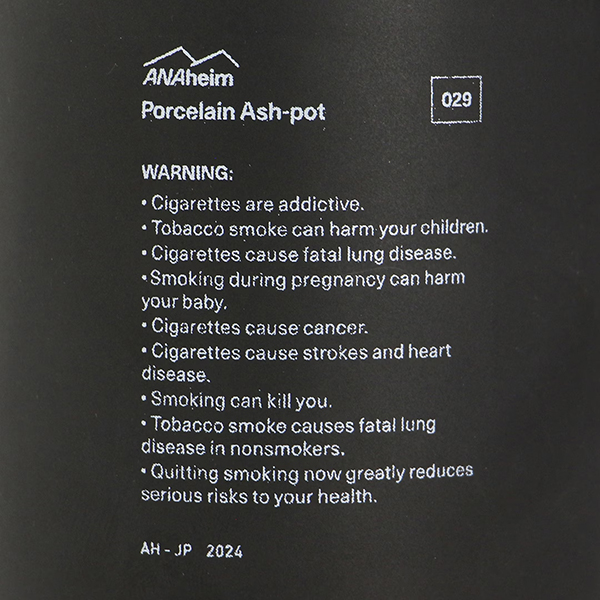 デザイン性の高い磁器製の電子タバコ専用の灰皿。