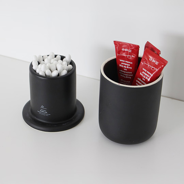 デザイン性の高い磁器製の電子タバコ専用の灰皿。