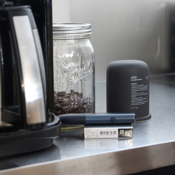 デザイン性の高い磁器製の電子タバコ専用の灰皿。