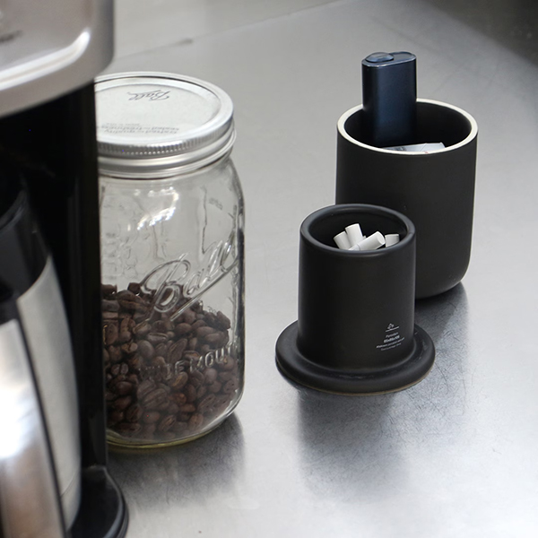 デザイン性の高い磁器製の電子タバコ専用の灰皿。