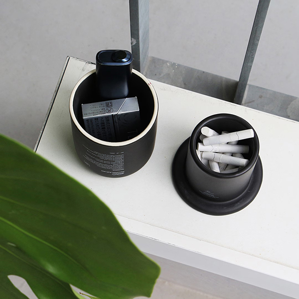 デザイン性の高い磁器製の電子タバコ専用の灰皿。