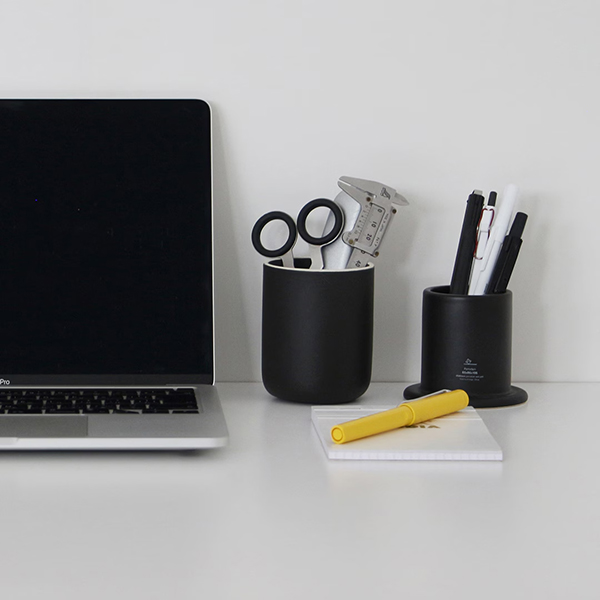 デザイン性の高い磁器製の電子タバコ専用の灰皿。