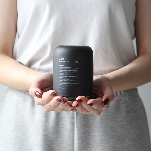 デザイン性の高い磁器製の電子タバコ専用の灰皿。