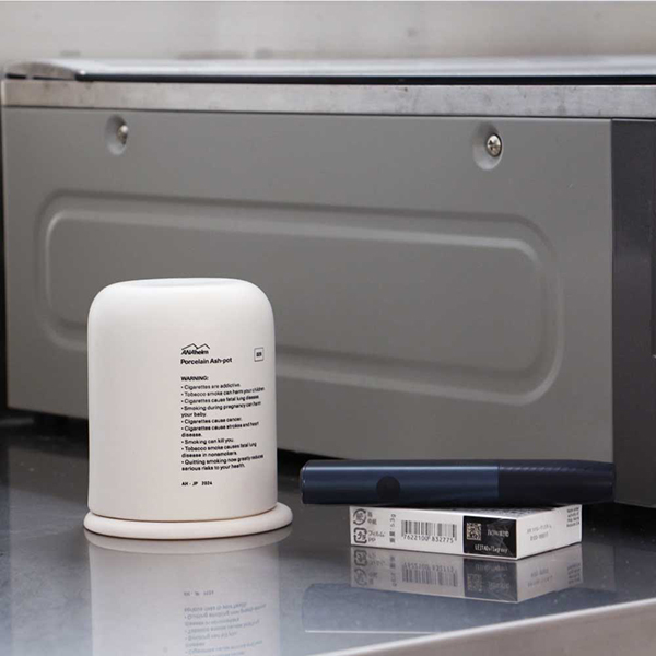 デザイン性の高い磁器製の電子タバコ専用の灰皿。
