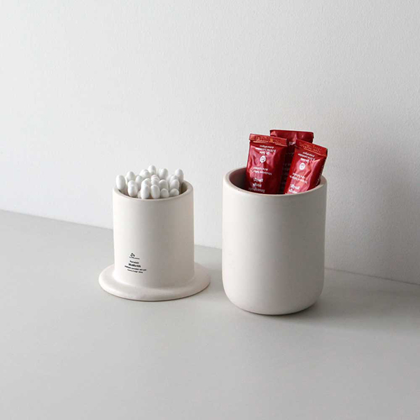 デザイン性の高い磁器製の電子タバコ専用の灰皿。