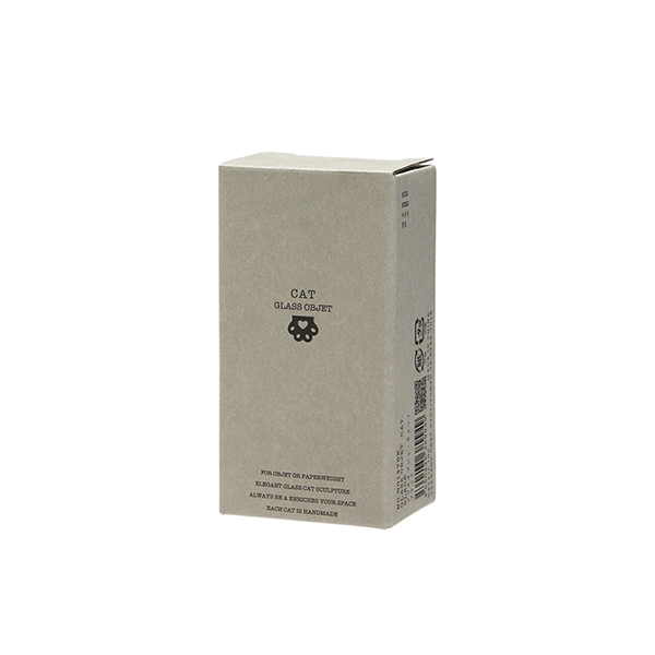 透明ガラスの中に色ガラスを封入した、猫モチーフのハンドメイドオブジェ。