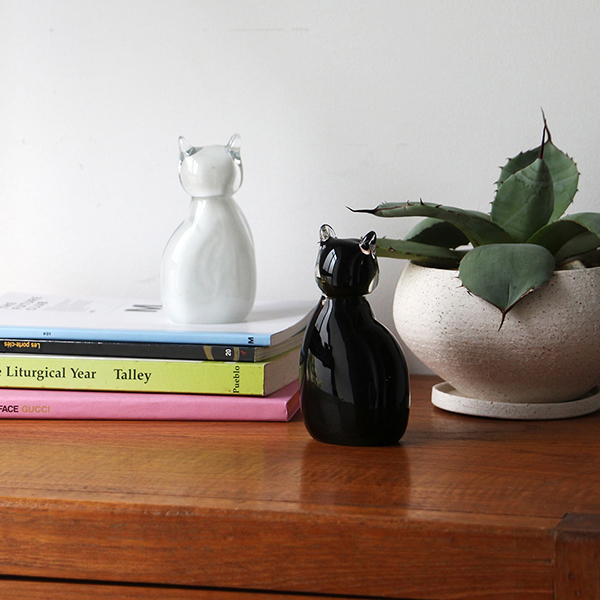 透明ガラスの中に色ガラスを封入した、猫モチーフのハンドメイドオブジェ。