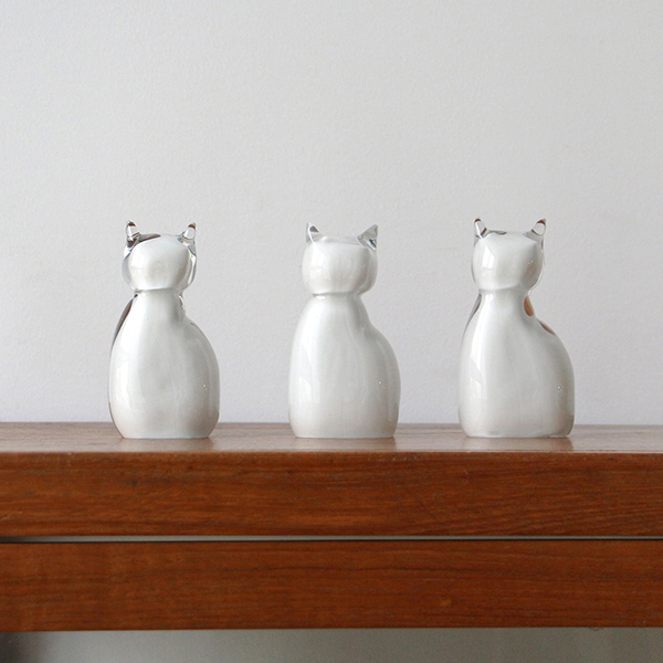 透明ガラスの中に色ガラスを封入した、猫モチーフのハンドメイドオブジェ。