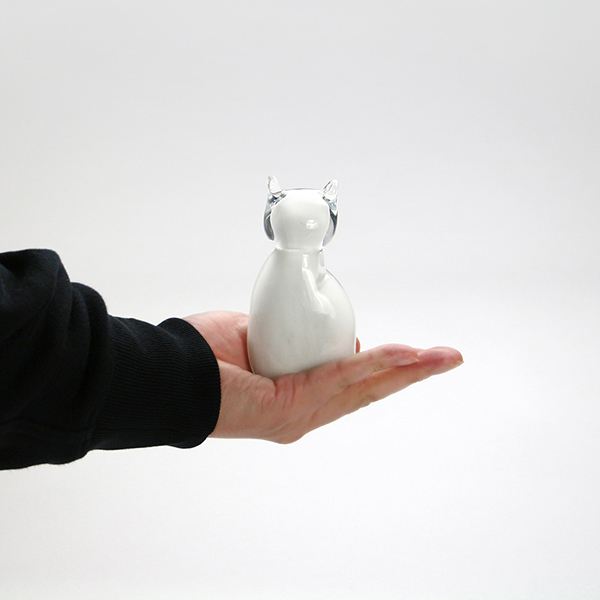 透明ガラスの中に色ガラスを封入した、猫モチーフのハンドメイドオブジェ。