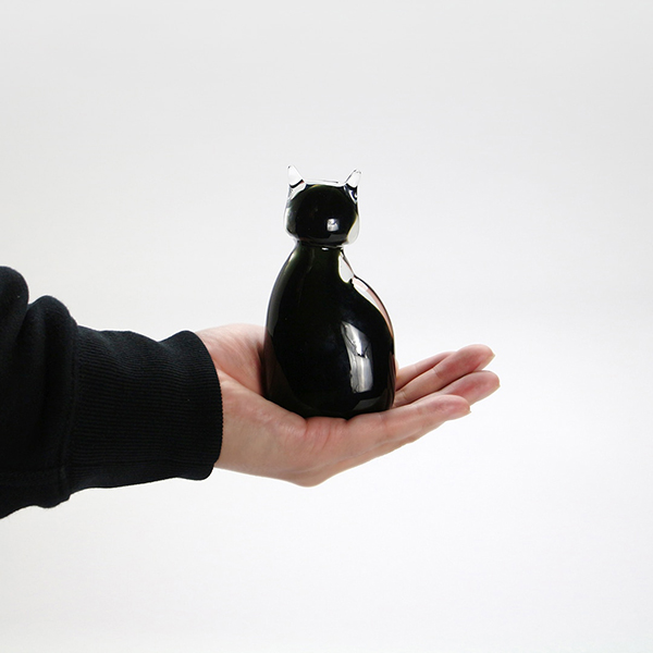 透明ガラスの中に色ガラスを封入した、猫モチーフのハンドメイドオブジェ。