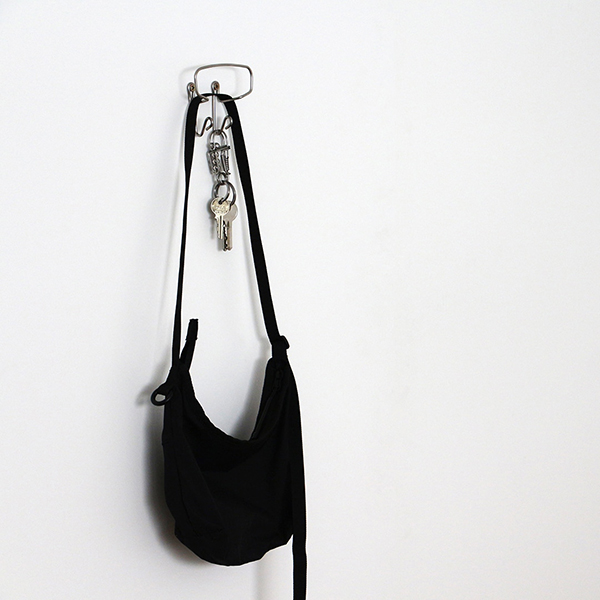 ミニマルなステンレススチール製の壁掛けフック。