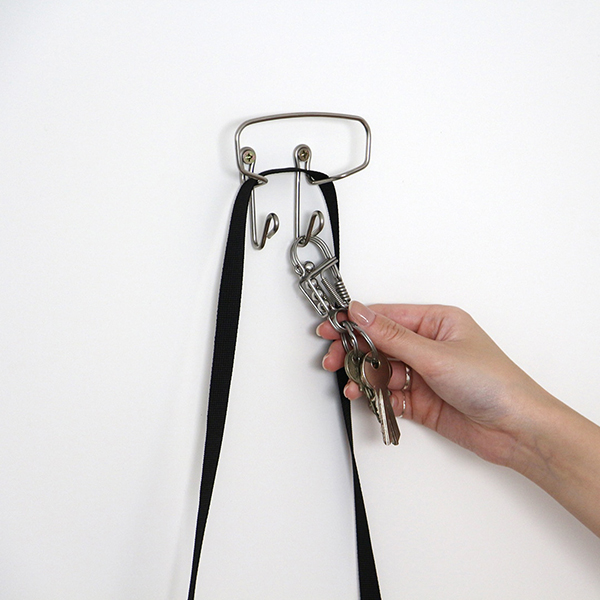 ミニマルなステンレススチール製の壁掛けフック。