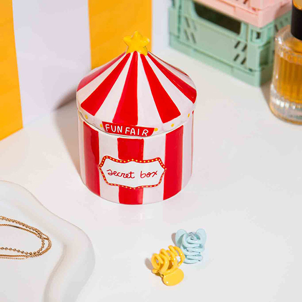 遊園地のサーカステントをモチーフにした陶器製収納ボックス。