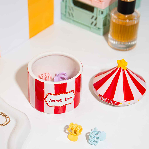 遊園地のサーカステントをモチーフにした陶器製収納ボックス。