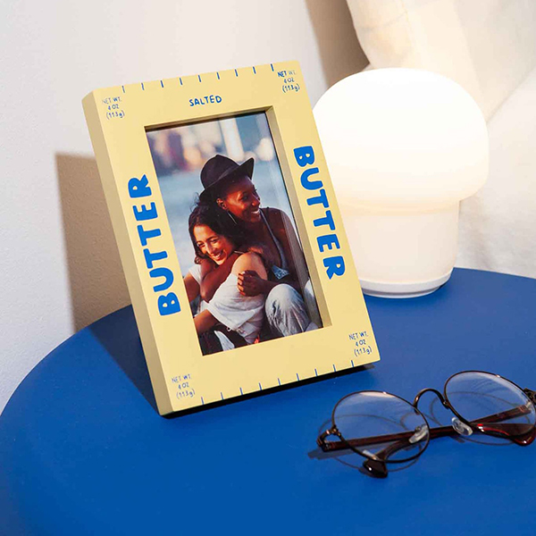 有塩バターのパッケージモチーフのフォトフレーム。