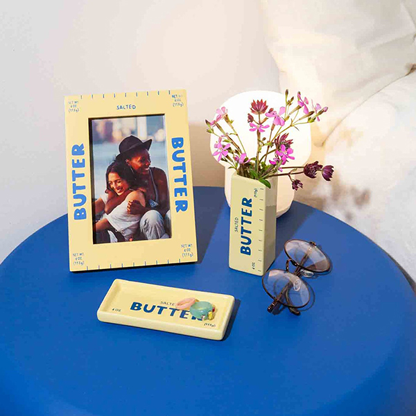 有塩バターのパッケージモチーフのフォトフレーム。