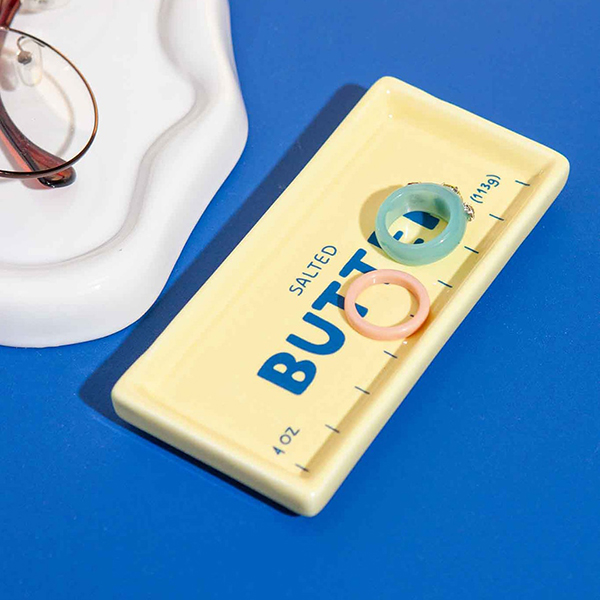 有塩バターのパッケージモチーフ陶器製の小物トレイ。
