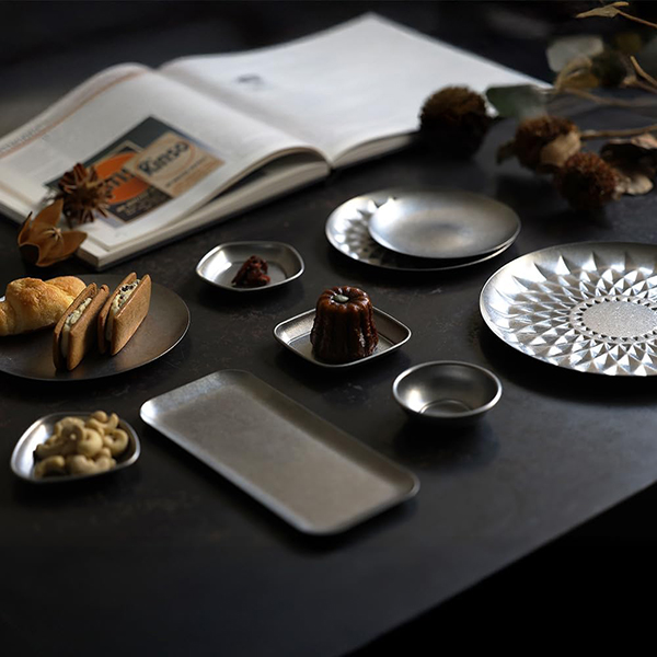 耐久性と美しさを兼ね備えた SUS304（18-8ステンレス）を素材に用いたトレイ。