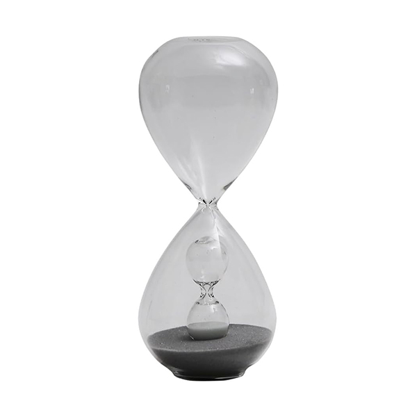 外側の大きなガラスの中に、小さな砂時計が収まっている斬新なデザインです。