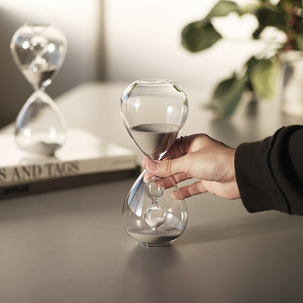 外側の大きなガラスの中に、小さな砂時計が収まっている斬新なデザインです。