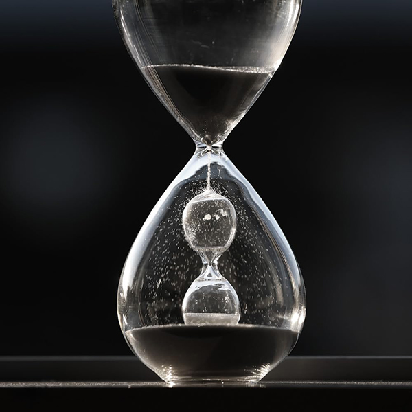 外側の大きなガラスの中に、小さな砂時計が収まっている斬新なデザインです。